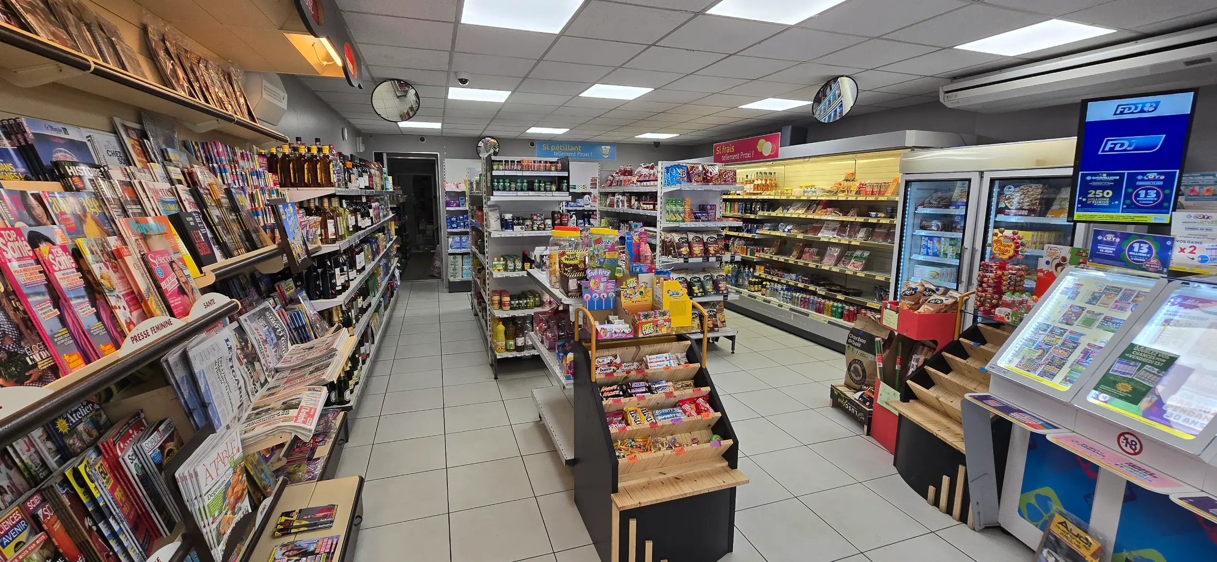 Bienvenue chez Proxi Tabac Presse Annonay. Photo de l'intérieur du magasin